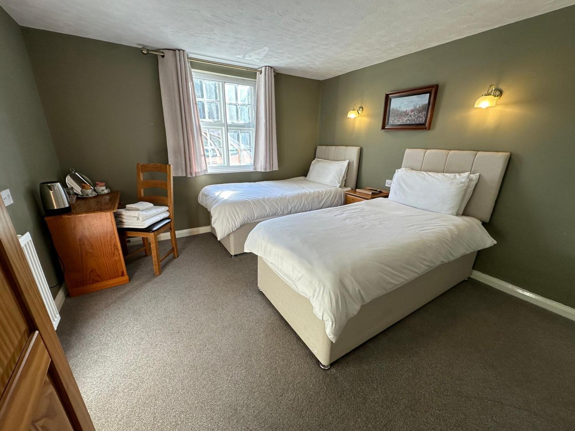 The Unicorn Inn Newton Solney Zimmer foto